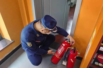 冬春火災(zāi)防控在行動(dòng) 南票消防救援大隊(duì)深入轄區(qū)易燃易爆場(chǎng)所開(kāi)展消防專項(xiàng)檢查